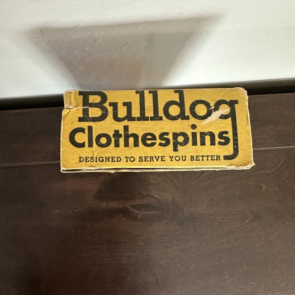 Vintage Bulldog Clothes Laundry Pins Hard Plastic 49 Pcs 1950s Assorted Colors - Picture 7 of 12